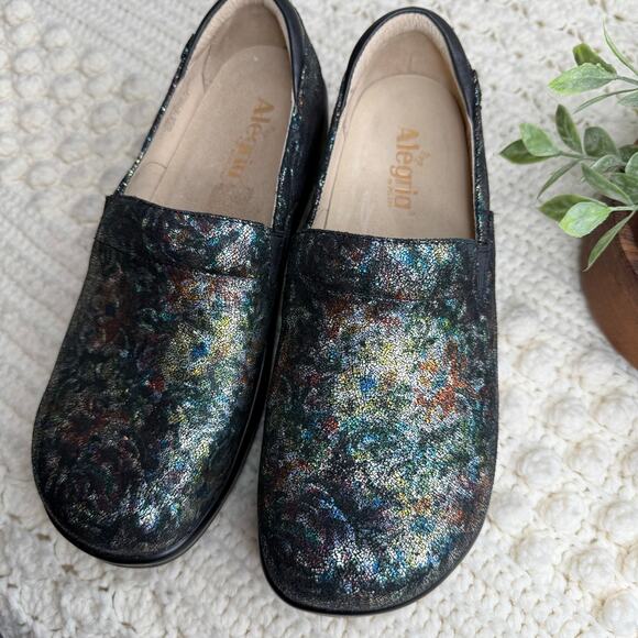 ALEGRIA Women's 41 Keli Floral Fusion Slip On Comfort Shoe Leather Metallic Blk - Picture 3 of 11